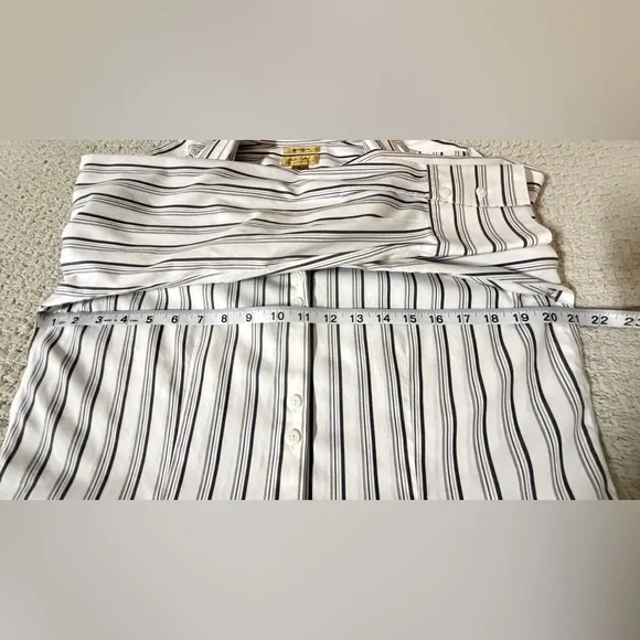 Gold Label Investments Elegant Striped Button-Down Shirt - Picture 7 of 8